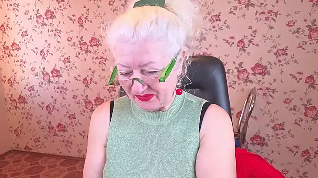 Snapshot of Maya_Mayflower chatting on October 31, 4:14 am Maya Mayflower online show from October 31, 4:14 am