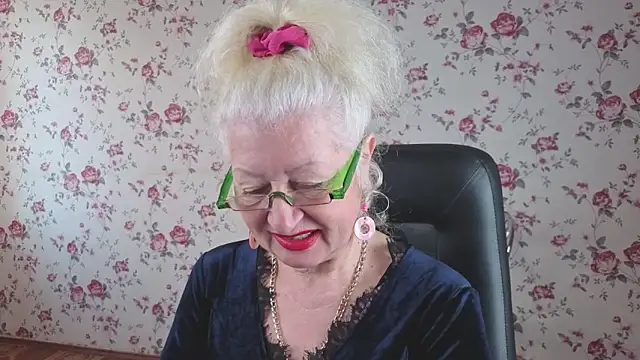 Snapshot of Maya_Mayflower chatting on October 11, 4:28 am Maya Mayflower online show from October 11, 4:28 am