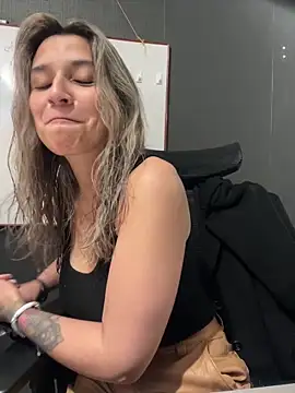 Isabella Varella online show from December 17, 1:04 pm