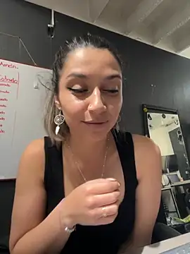 Isabella Varella online show from November 14, 1:00 pm