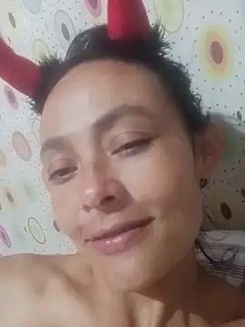 Snapshot of sarayulith chatting on October 15, 1:52 am sarayulith online show from October 15, 1:52 am