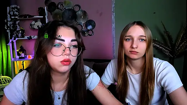 kiki swan online show from December 17, 1:37 pm