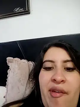 Snapshot of mialorents chatting on October 31, 1:29 am mialorents online show from October 31, 1:29 am