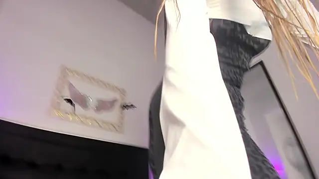 Snapshot of Lola_Blondie chatting on October 30, 12:39 pm Lola Blondie online show from October 30, 12:39 pm