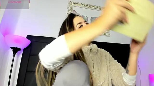 Snapshot of Lola_Blondie chatting on September 28, 12:32 pm Lola Blondie online show from September 28, 12:32 pm