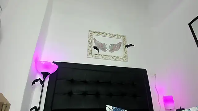 Snapshot of Lola_Blondie chatting on October 25, 12:24 pm Lola Blondie online show from October 25, 12:24 pm