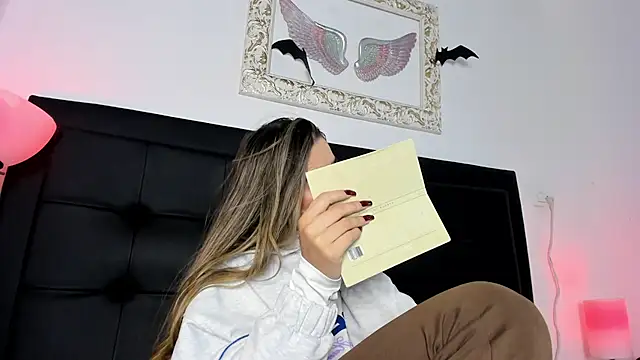 Snapshot of Lola_Blondie chatting on November 1, 12:53 pm Lola Blondie online show from November 1, 12:53 pm