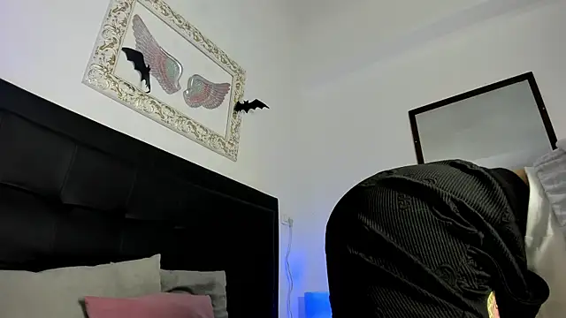 Snapshot of Lola_Blondie chatting on October 22, 12:21 pm Lola Blondie online show from October 22, 12:21 pm