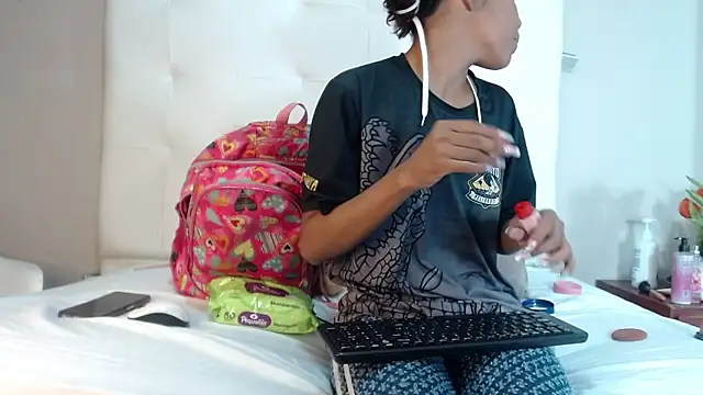 willow smitt online show from October 4, 1:17 pm