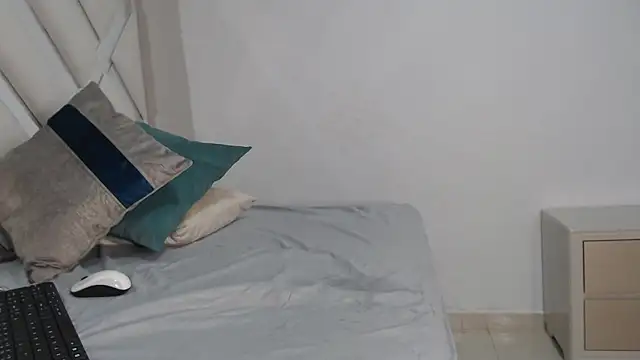 willow smitt online show from March 28, 1:21 pm