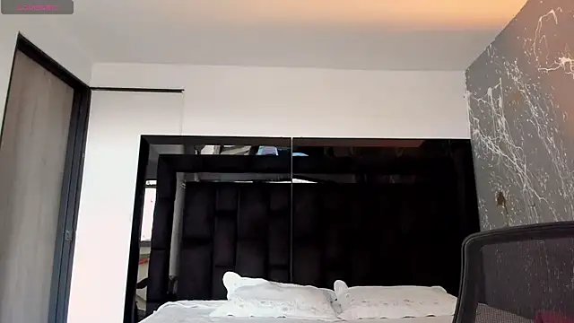 Snapshot of NaomiFrost chatting on October 6, 1:06 pm NaomiFrost online show from October 6, 1:06 pm