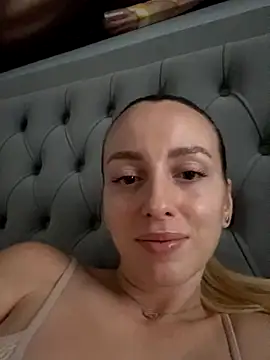 Snapshot of AlexisWhit chatting on October 5, 7:13 am AlexisWhit online show from October 5, 7:13 am