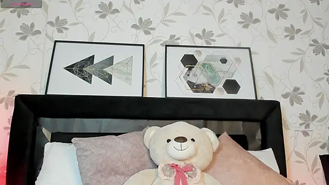 Lilith Thompson online show from September 25, 4:00 am