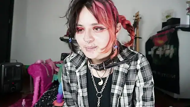 Snapshot of Devil_And_Princess chatting on September 15, 6:59 pm Devil And Princess online show from September 15, 6:59 pm