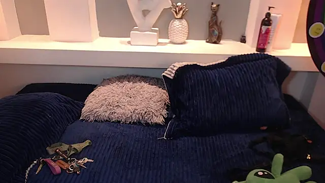 milu w4llace online show from October 21, 11:42 pm