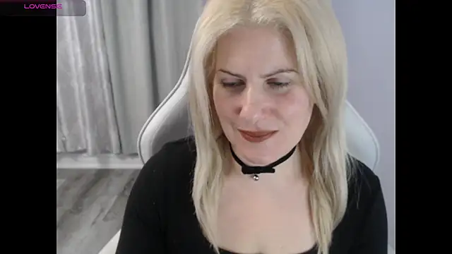 Snapshot of BellaStar84 chatting on October 30, 1:01 pm BellaStar84 online show from October 30, 1:01 pm