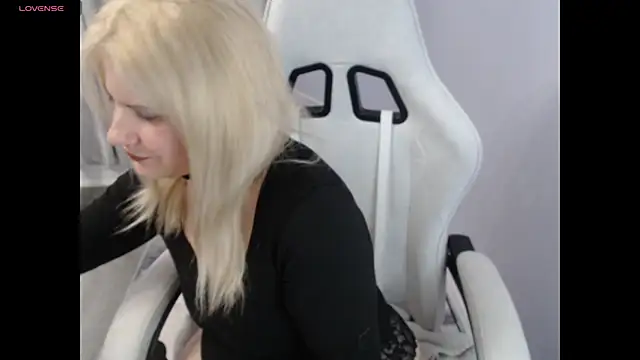 Snapshot of BellaStar84 chatting on October 31, 1:04 pm BellaStar84 online show from October 31, 1:04 pm