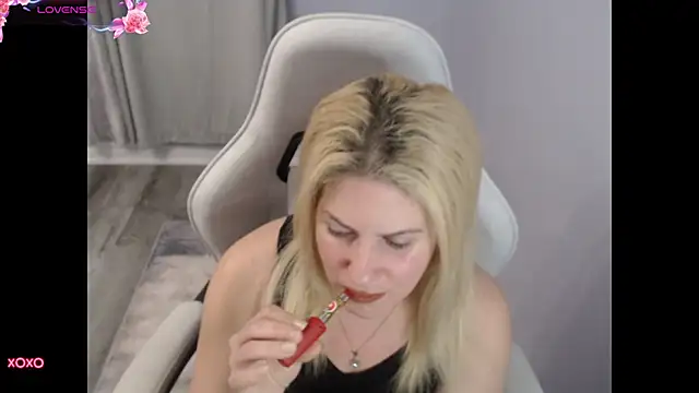 Snapshot of BellaStar84 chatting on October 14, 10:51 am BellaStar84 online show from October 14, 10:51 am