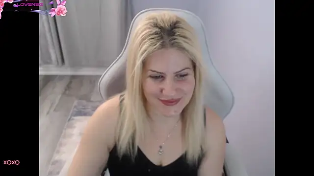 Snapshot of BellaStar84 chatting on October 10, 12:43 pm BellaStar84 online show from October 10, 12:43 pm