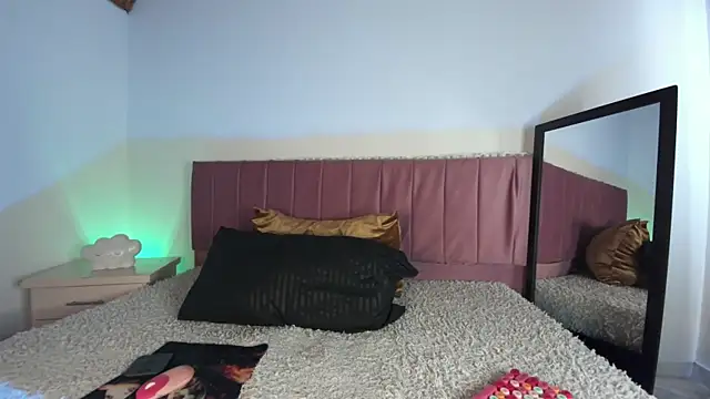 kitty-kryss online show from September 17, 1:53 pm