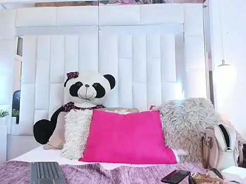 laura latinhot1 online show from April 13, 9:15 pm