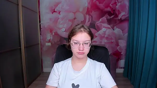 AngelinaLow online show from November 9, 6:31 am