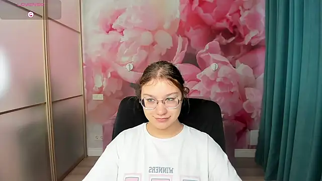 AngelinaLow online show from October 27, 12:33 pm