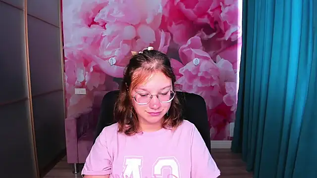 AngelinaLow online show from September 16, 11:40 am