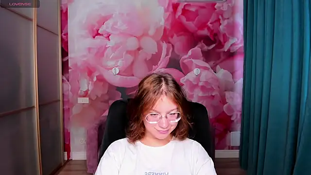 AngelinaLow online show from October 2, 11:59 am