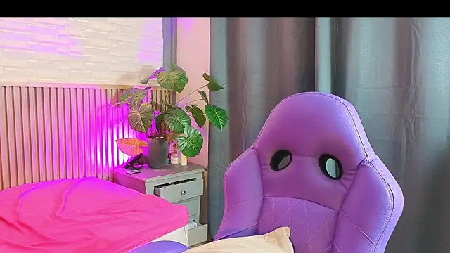 TiffanyWalk online show from March 25, 1:47 pm