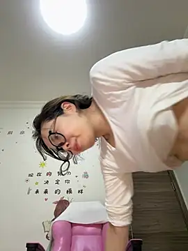 aa520uv online show from April 11, 7:45 am