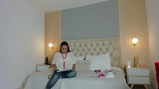 Snapshot of Hera_goddesss chatting on October 17, 8:12 pm Hera goddesss online show from October 17, 8:12 pm