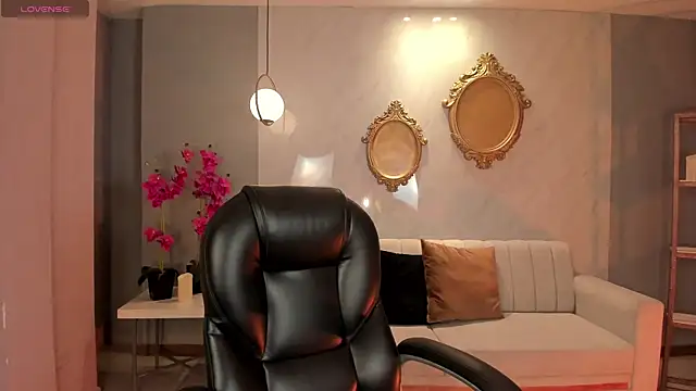 Snapshot of CandaseRussell chatting on October 9, 9:19 pm CandaseRussell online show from October 9, 9:19 pm