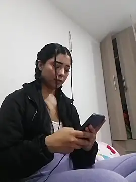 Snapshot of Emilybutterfly1 chatting on September 25, 12:43 am Emilybutterfly1 online show from September 25, 12:43 am