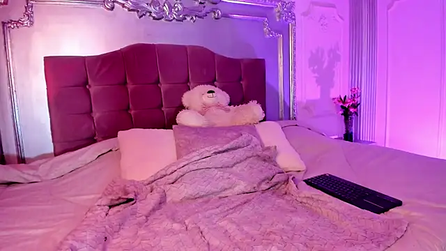 Snapshot of KatianPierce chatting on October 22, 7:41 pm KatianPierce online show from October 22, 7:41 pm