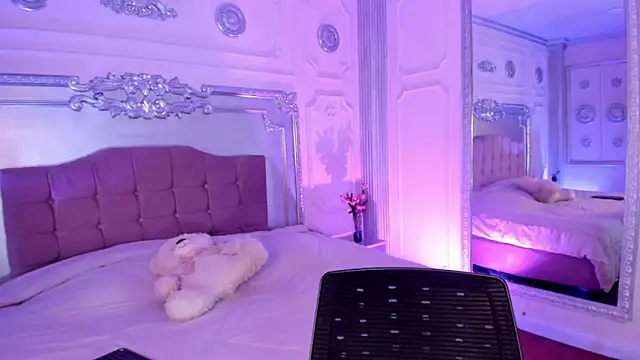 Snapshot of KatianPierce chatting on October 6, 7:40 pm KatianPierce online show from October 6, 7:40 pm