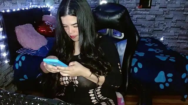 jhulia hill online show from October 17, 8:01 pm