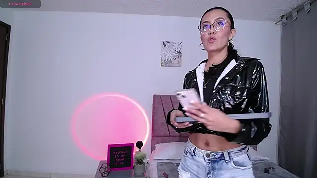 emma glowof online show from September 30, 1:33 am