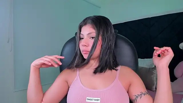 Snapshot of abby_roux chatting on September 19, 3:27 am abby roux online show from September 19, 3:27 am