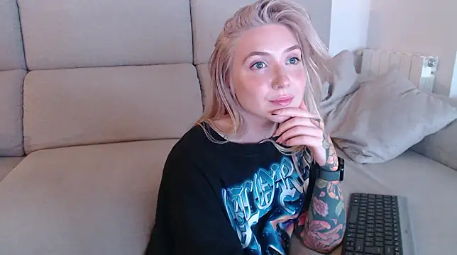 Snapshot of tattoobbgirl chatting on September 27, 6:59 pm tattoobbgirl online show from September 27, 6:59 pm