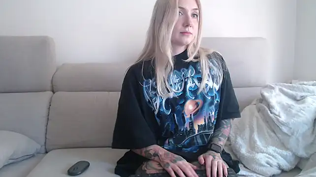 Snapshot of tattoobbgirl chatting on October 10, 3:17 pm tattoobbgirl online show from October 10, 3:17 pm