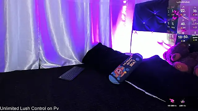 Snapshot of Riley_Black chatting on September 13, 2:03 pm Riley Black online show from September 13, 2:03 pm