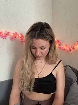 mollygirll online show from October 14, 9:45 am