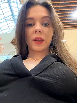 Snapshot of MilaBee chatting on October 6, 8:53 am MilaBee online show from October 6, 8:53 am