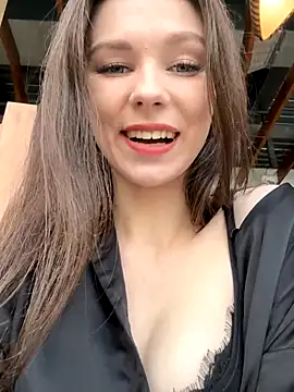 Snapshot of MilaBee chatting on October 31, 9:02 am MilaBee online show from October 31, 9:02 am