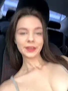 Snapshot of MilaBee chatting on October 5, 7:13 am MilaBee online show from October 5, 7:13 am