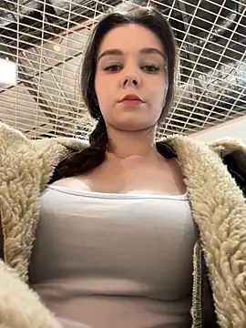 Snapshot of MilaBee chatting on September 24, 10:47 am MilaBee online show from September 24, 10:47 am