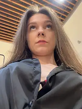 Snapshot of MilaBee chatting on October 20, 9:01 am MilaBee online show from October 20, 9:01 am