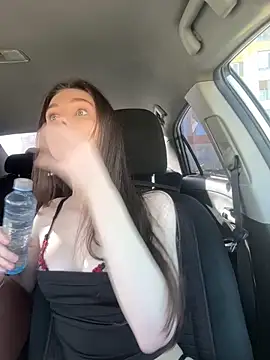 Snapshot of MilaBee chatting on October 18, 8:06 am MilaBee online show from October 18, 8:06 am