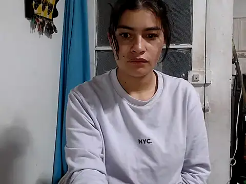 Snapshot of AlanaHotxx chatting on October 17, 7:11 am AlanaHotxx online show from October 17, 7:11 am